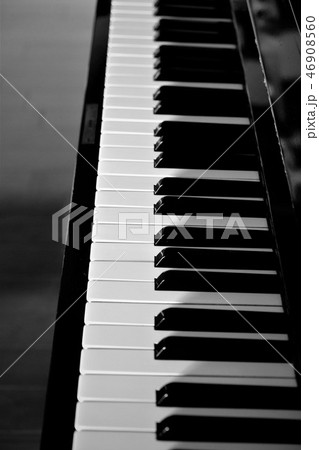 朝陽を浴びるピアノの鍵盤 46908560
