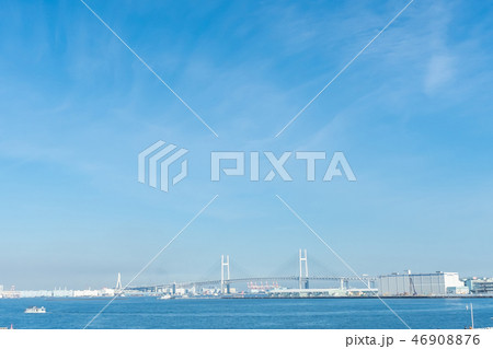 横浜　ベイブリッジ　筋雲　青い空　冬の空　流れるような雲 46908876