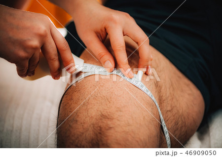 Measuring body circumference with measurement tape 46909050