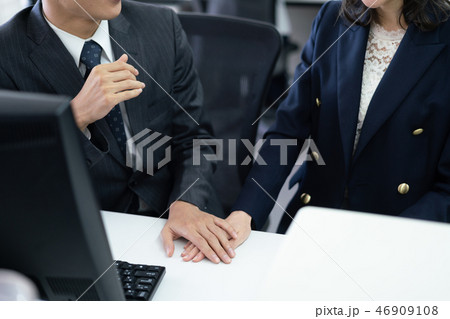 社内恋愛　2人　カップル　 46909108