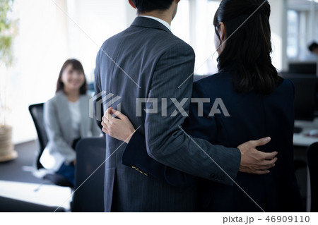 社内恋愛　カップル　 46909110