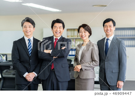 ミドルのビジネスマン ミドルのビジネスマン 46909447