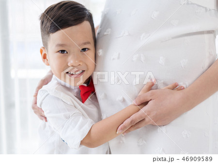 happy child boy hugging and listening belly of pregnant mother happy child boy hugging and listening belly of pregnant mother 46909589