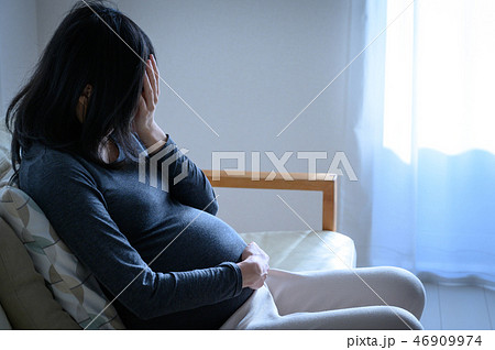 マタニティブルー 妊婦 妊娠の写真素材