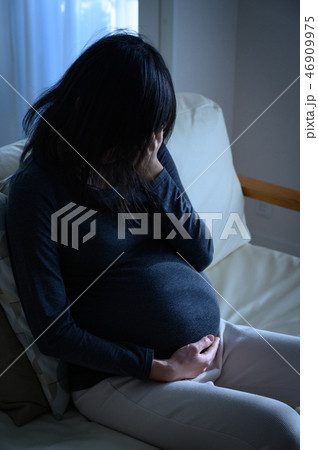 マタニティブルー 妊婦 妊娠の写真素材