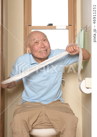 便秘に悩むシニア 46911251