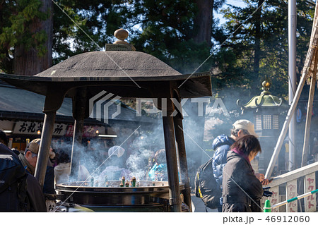 煙を浴びる参拝者 高尾山薬王院 常香炉 八王子の写真素材