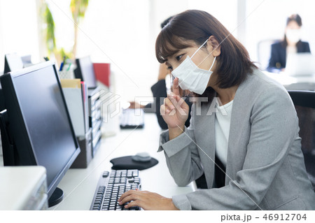 体調不良　マスク　風邪　病気 46912704