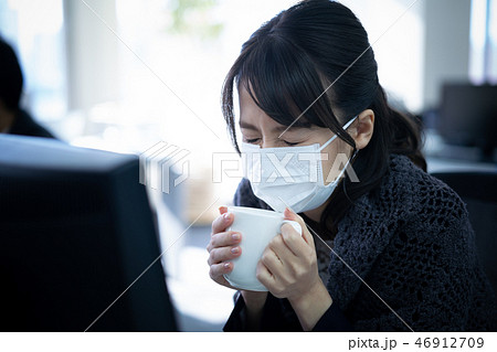 体調不良 マスク 風邪 病気の写真素材