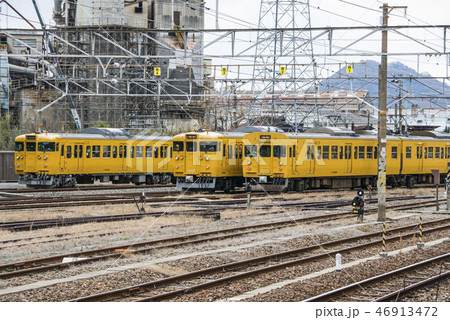 JR西日本 車両基地で待機する115系電車と105系電車 JR西日本 車両基地で待機する115系電車と105系電車 46913472