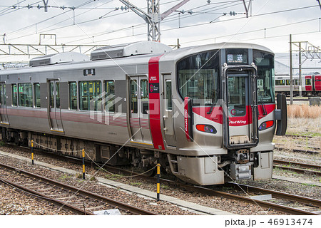 JR西日本 227系電車レッドウィングの写真素材 [46913474] - PIXTA
