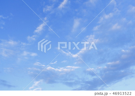 降り注ぐ雲 46913522