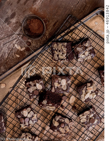 almond brownies on tray with cocoa powder 46913842