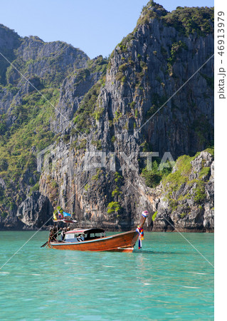 Long tail boat on the sea with rock on background 46913979