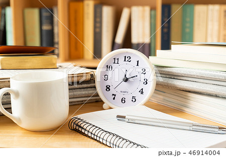 本棚 ノート 山積みの資料 勉強 ビジネス 時計 リサーチ 新聞紙 学習 教育 本 本棚 ノート 山積みの資料 勉強 ビジネス 時計 リサーチ 新聞紙 学習 教育 本 46914004