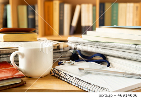 本棚　ノート　山積みの資料　ビジネス　リサーチ　新聞紙　作業　本 46914006