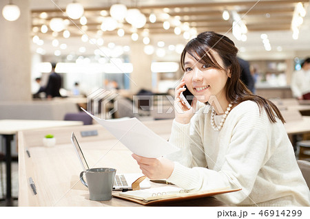 コワーキングスペースで仕事をするビジネスウーマン 46914299