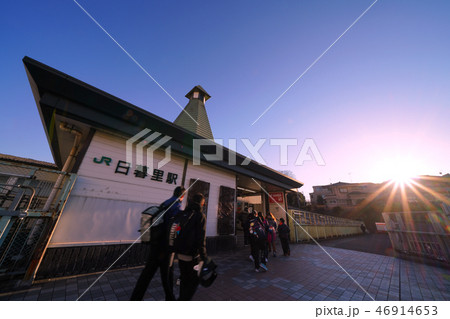 日本の東京都市景観　太陽光と日暮里駅（南改札口）などを望む 46914653