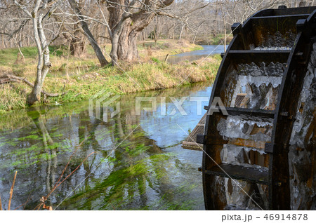 凍りついた水車 46914878