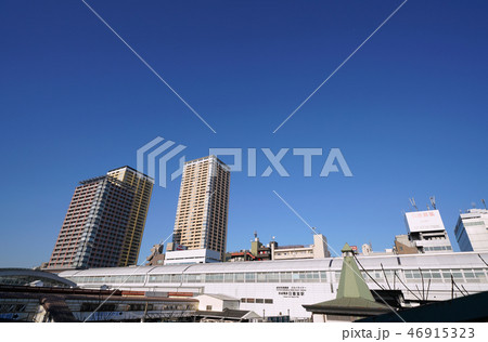 日本の東京都市景観　ＪＲ日暮里駅（南改札口）や京成電鉄日暮里駅などを望む 46915323