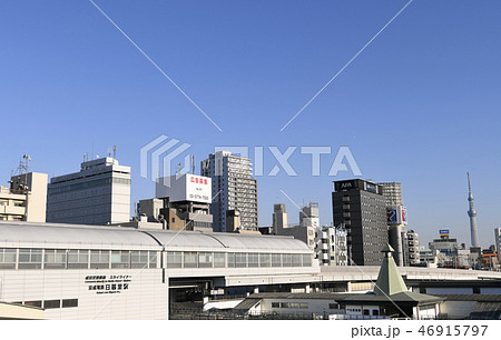 日本の東京都市景観　京成電鉄日暮里駅やＪＲ日暮里駅（南改札口）、東京スカイツリーなどを望む 46915797