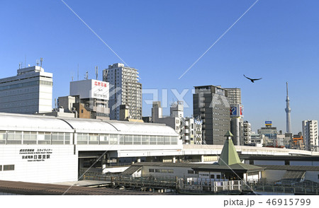 日本の東京都市景観　京成電鉄日暮里駅やＪＲ日暮里駅（南改札口）、東京スカイツリーなどを望む 46915799