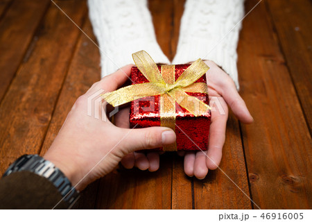 プレゼントを渡す男女の手の写真素材