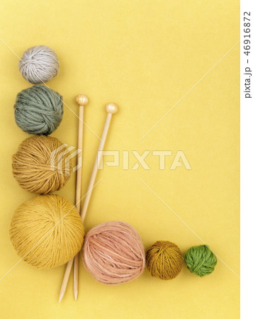 Needles and yarn rolls composition. Needles and yarn rolls composition. 46916872