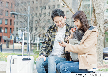 旅行先でスマホを見る夫婦 笑顔 旅行先でスマホを見る夫婦 笑顔 46918196