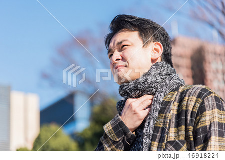 風邪気味で調子の悪い男性 喉が痛い 46918224