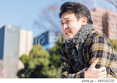 風邪気味で調子の悪い男性 寒気がする 46918229