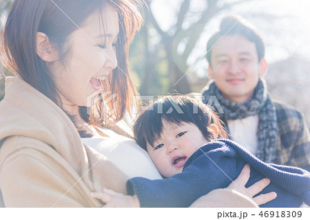 母親に甘える子供 ファミリーの写真素材