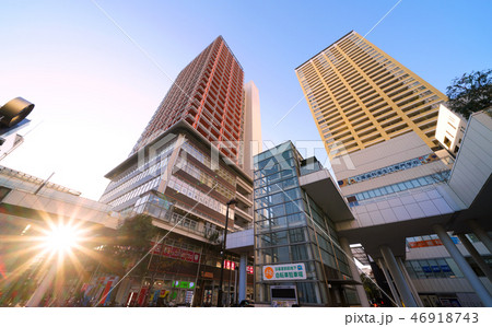 日本の東京都市景観　太陽光に映える日暮里駅前の高層マンション群など 46918743