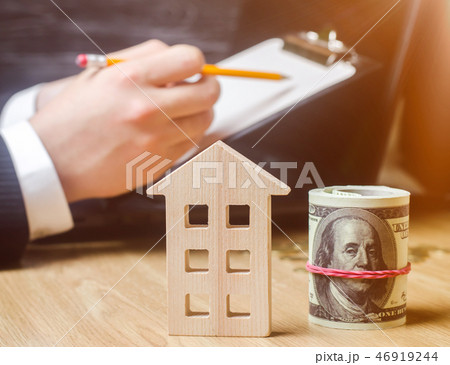 Real estate agent. Property valuation. Real estate agent. Property valuation. 46919244