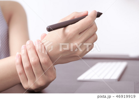 woman wrist arm pain, office syndrome woman wrist arm pain, office syndrome 46919919