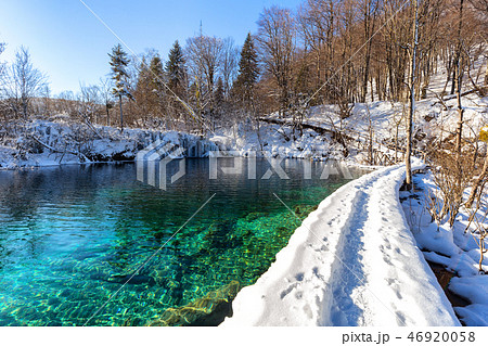 Path thru snow at plitvice lakes during winter 46920058