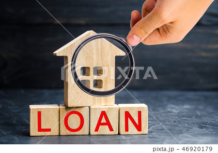 Model of the house and the inscription "Loan" 46920179