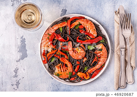 Black spaghetti with prawns and vegetables Black spaghetti with prawns and vegetables 46920687