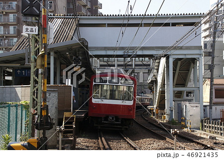 北品川駅に停車中の京浜急行800形 46921435