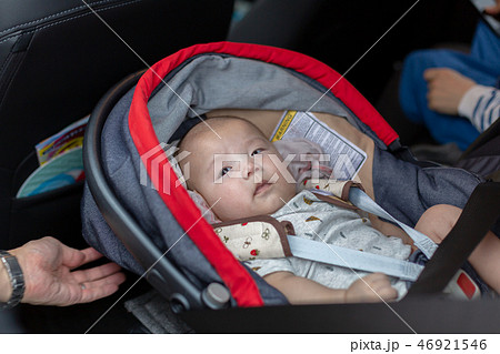チャイルドシートに乗る乳児 チャイルドシートに乗る乳児 46921546
