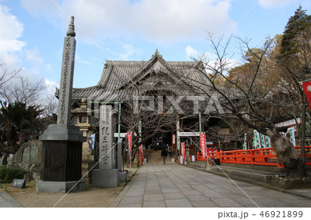 陽光に映える紀三井寺の本堂 46921899