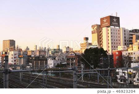 日本の東京都市景観 夕陽を浴びる鶯谷駅前に広がるホテル街を望む 日本の東京都市景観 夕陽を浴びる鶯谷駅前に広がるホテル街を望む 46923204