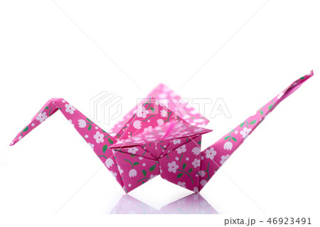 Pink orizuru figurine on white Pink orizuru figurine on white 46923491