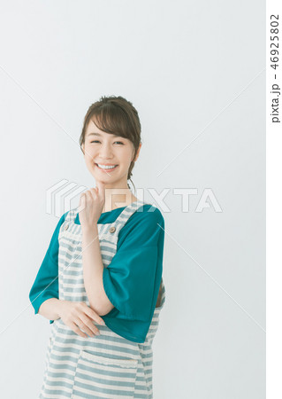 young woman young woman 46925802