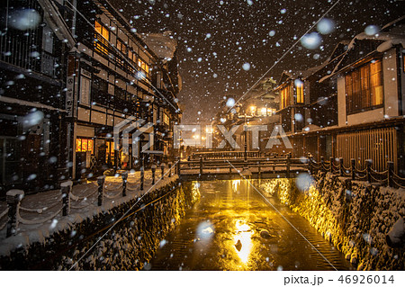 《山形県 銀山温泉(Ginzan Hot Spring)》雪舞う銀山温泉の夜景 46926014