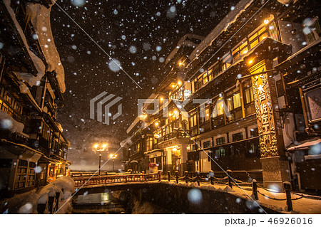 《山形県 銀山温泉(Ginzan Hot Spring)》雪舞う銀山温泉の夜景 《山形県 銀山温泉(Ginzan Hot Spring)》雪舞う銀山温泉の夜景 46926016