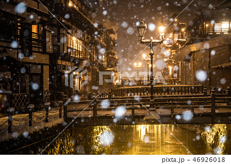 《山形県 銀山温泉(Ginzan Hot Spring)》雪舞う銀山温泉の夜景 《山形県 銀山温泉(Ginzan Hot Spring)》雪舞う銀山温泉の夜景 46926018