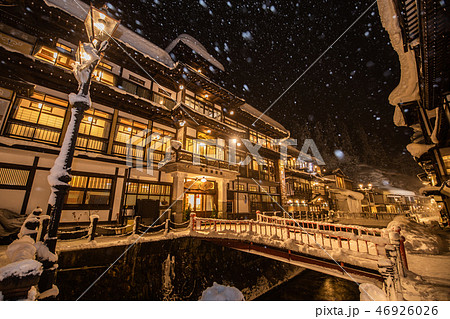 《山形県 銀山温泉(Ginzan Hot Spring)》雪舞う銀山温泉の夜景 46926026