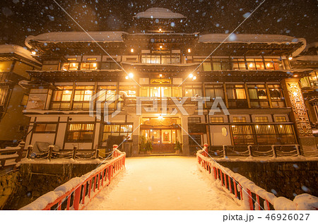 山形県 銀山温泉 Ginzan Hot Spring 雪舞う銀山温泉の夜景の写真素材