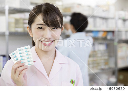 調剤 薬剤師 医療イメージ 錠剤を持つ薬剤師女性 ポートレート 調剤 薬剤師 医療イメージ 錠剤を持つ薬剤師女性 ポートレート 46930620